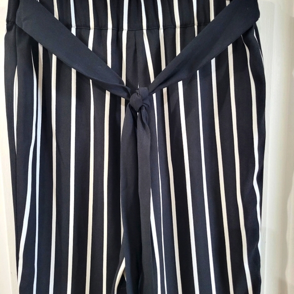 Striped Wide-Leg Cropped Pants - Picture 4 of 6